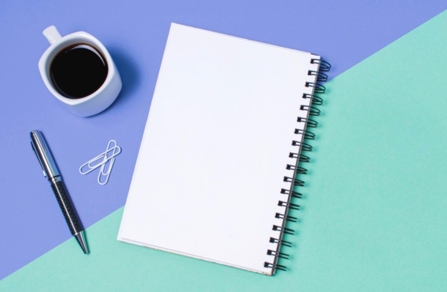 Espacio de trabajo organizado con calculadora y documentos